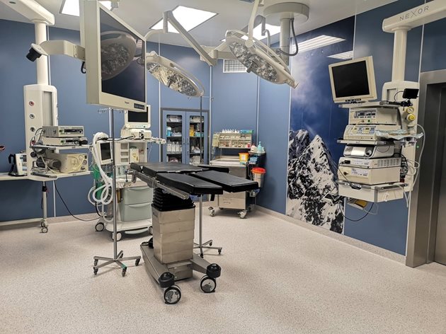 Така изглеждат новите операционни зали във ВМА. Те са така конструирани, че дават още по-големи възможности на лекарите. В дясно се вижда и панелът на връх Тодорка - символ на стремежа към нови върхове в медицината.
