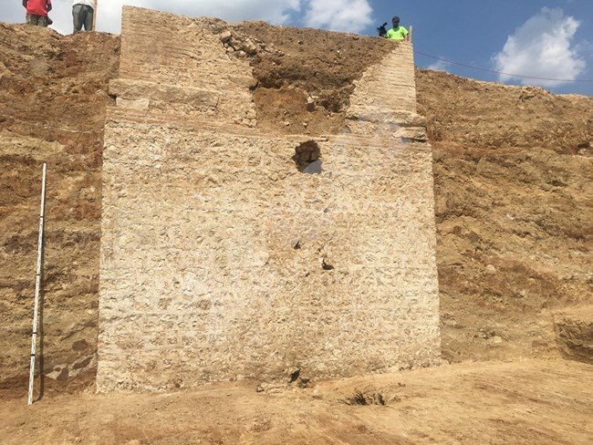 Близо 8 метра от южната стена на гробницата вече е разкрита СНИМКИ: Авторът