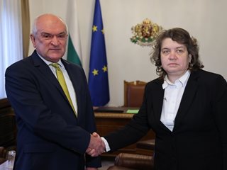 Киселова вади от ден първи списъка с 96 кресла в регулаторите (Обзор)