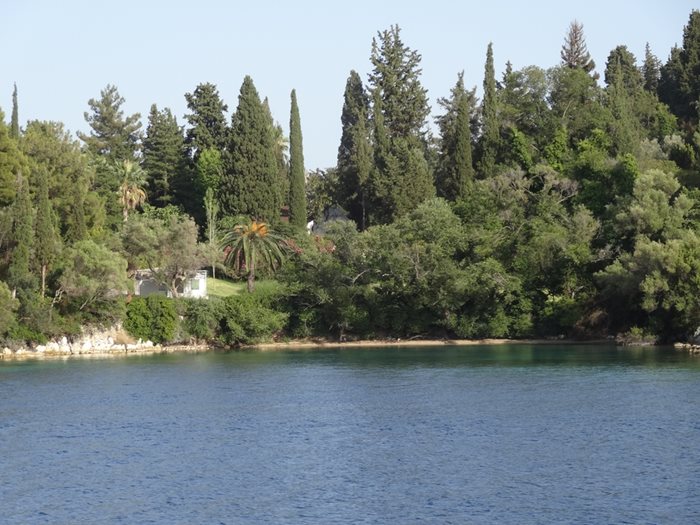Остров Скорпио, доскорошна собственост на Онасис, а сега на руски олигарх, е най-близо до вилата на Армани.