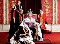 Крал Чарлз III с нова снимка с двамата си наследници по случай коронацията