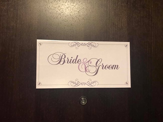 Младоженска стая, пише на вратата. "Започва се", написала е Ева