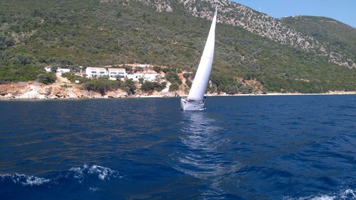 Кристално чистите води  и красивата природа са причина Армани често да пътува с яхтата си в Йонийско море.