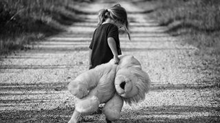 Стъпки, с които преодоляваме травмите от трудното детство