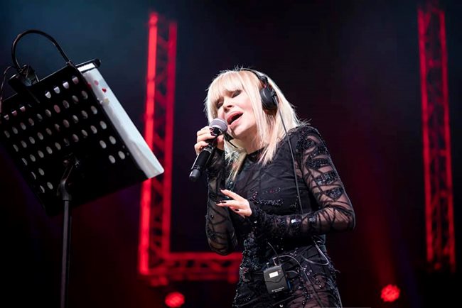 Лили Иванова пак ще пее в различни градове на страната.
СНИМКА: ОФИЦИАЛЕН ФЕЙСБУК ПРОФИЛ НА ПРИМАТА