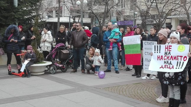 Бургаски майки:Искаме камери в градините и мандатност на директорите