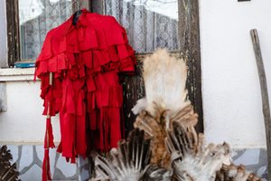 Костюмите на кошаревските сурвакари са изработени от червен плат, нарязан на ленти.
СНИМКА: ГЕОРГИ КЮРПАНОВ