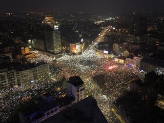 Многохилядният протест в Белград продължава да се вихри въпреки студа (Видео, снимки)