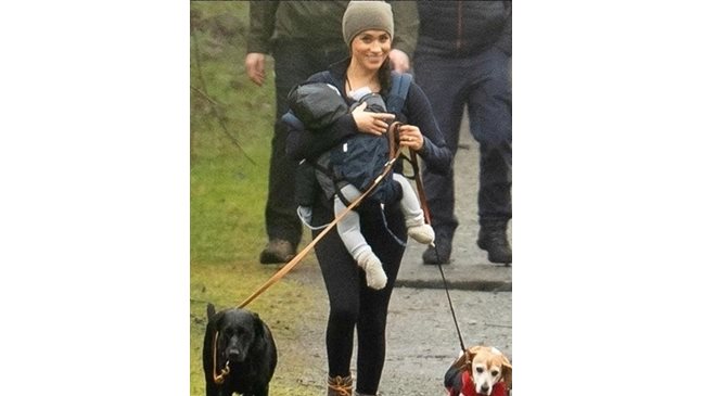 Меган на разходка с Арчи и двете им кучета в парк на остров Ванкувър