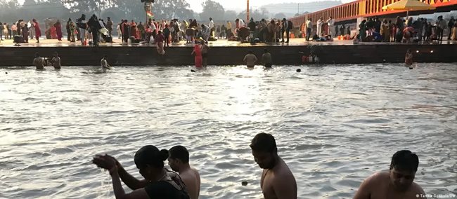 Много индийци се къпят в свещения за тях Ганг - въпреки тежкото замърсяване на реката