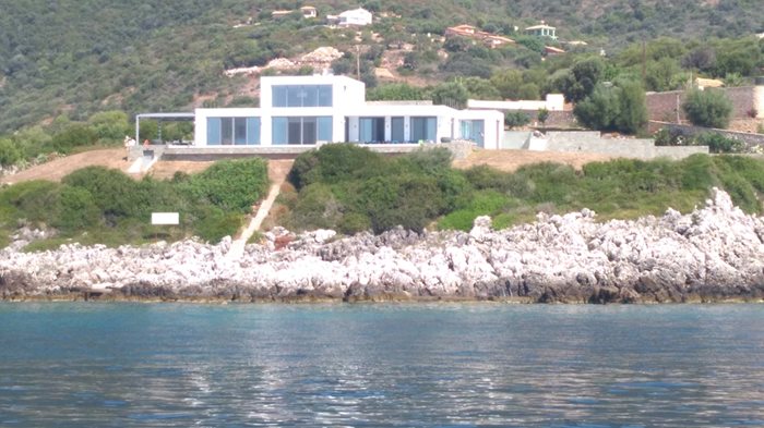 Вилата на Джорджо Армани на остров Лефкада е семпла, построена на едно от най-хубавите места. СНИМКИ: Авторът