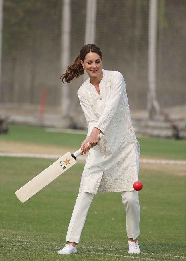 Херцогинята на Кеймбридж Кейт играе крикет в Пакистан Снимки: Ройтерс