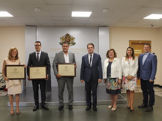 Министър Лъчезар Борисов връчи 3 сертификата за инвестиция клас "А"