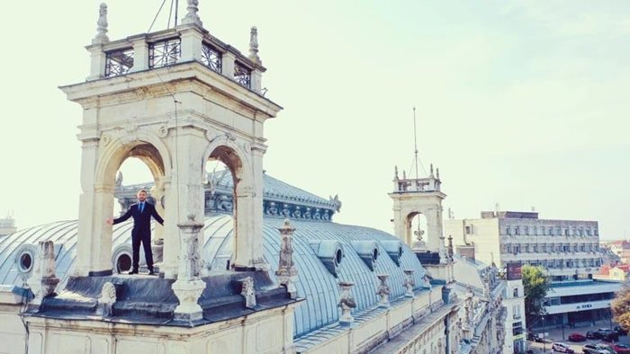 Хекимян на покрива на Доходното здание в Русе. По време на изнесено предаване миналата година той решава да покаже и забележителностите на града. На кадъра е заснет от дрон.