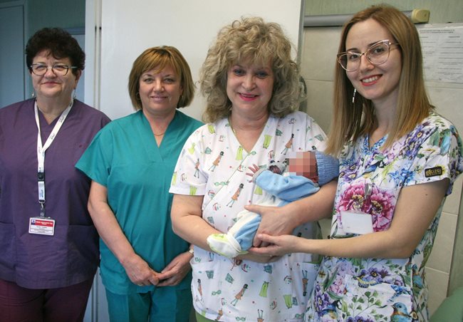 В родилното отделение на пловдивската УМБАЛ “Св. Георги” се радват, че са посрещнали първото бебе на 2020-а.