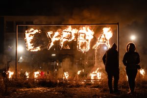 В центъра на Кошарево правят факелно шествие и изработват горящ надпис “Сурва” в нощта на празника.
СНИМКА: ГЕОРГИ КЮРПАНОВ