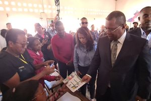 Рандрианасолонияко гласува вчера в първия тур от президентските избори в Мадагаскар