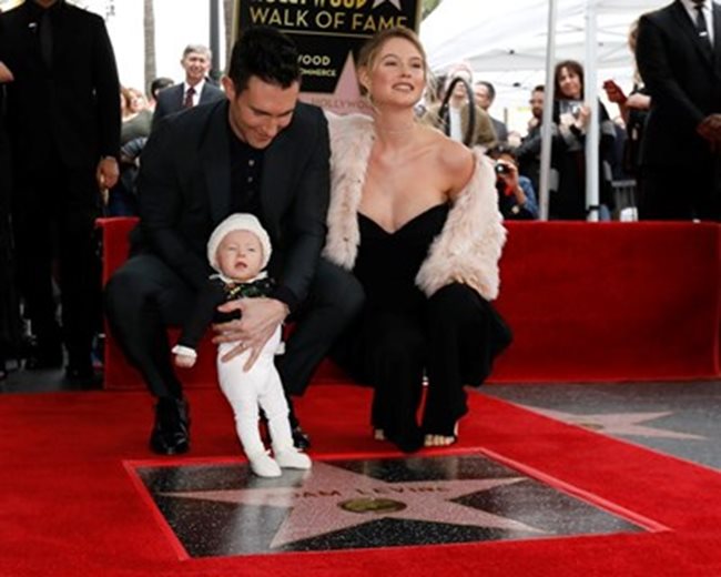 Адам Лавин, Бехати Принслу и 4-месечната им дъщеря Дъсти Роуз на награждаването на Лавин със звезда на Алеята на славата СНИМКА: Ройтерс