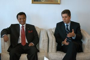 Раваломанана като президент на Мадагаскар по време на среща с българския си колега Първанов през 2004 г.