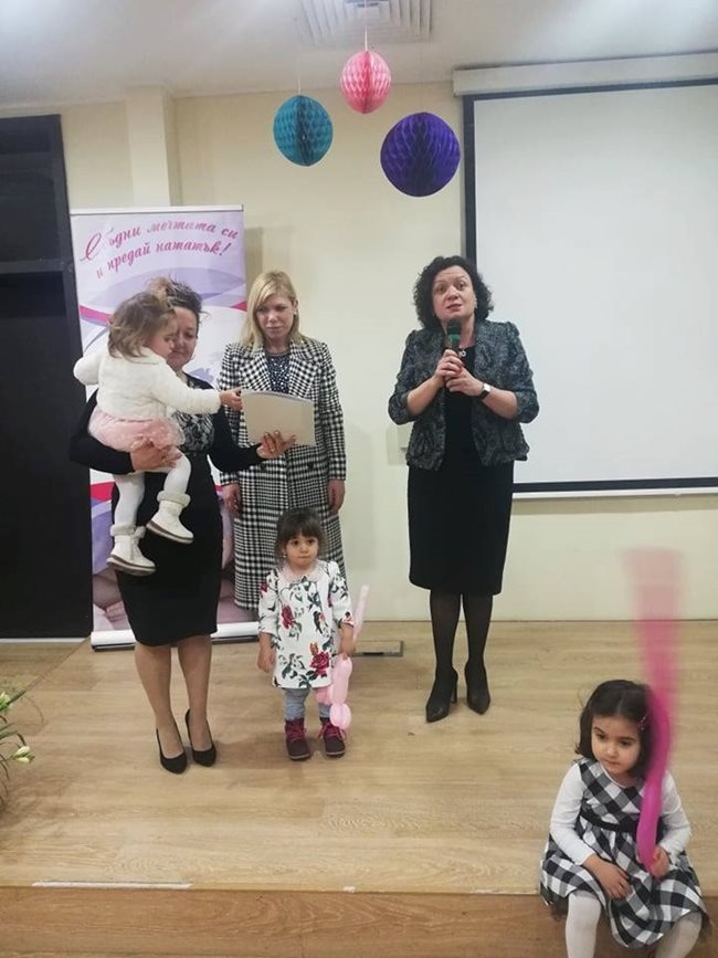 Народните представители Диана Саватева /в средата/ и Ивелина Василева /вдясно/ заедно с рожденичката в  Морското Казино.