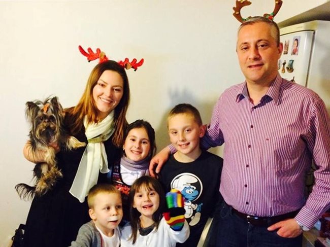 Ива и Божидар направиха снимки за Коледа с децата му и със синовете на приятелско семейство. На кадъра е и кучето на бъдещото семейство Лукарски.
