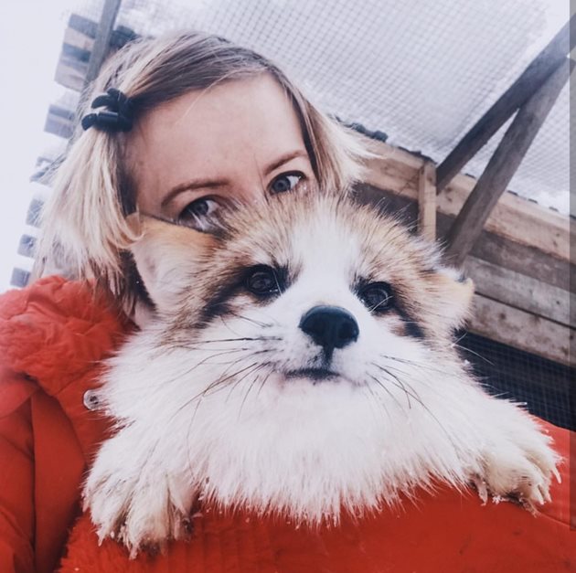 Даря Пушкарьова  с едно от спасението от нея енотовидни кучета Снимки: Инстаграм