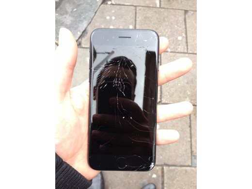 Българин счупи една от първите бройки на новия iPhone 7 (Снимка)