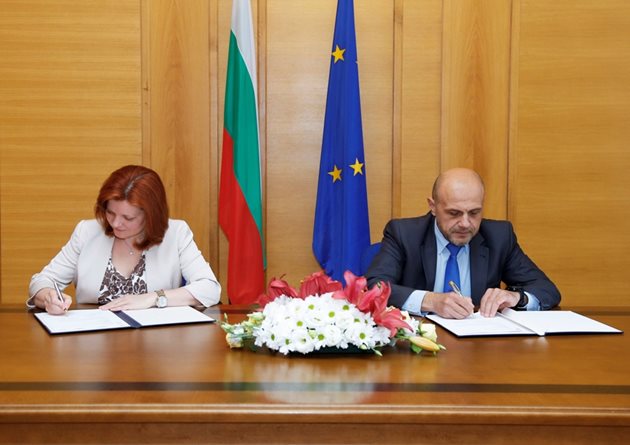 България подписа Меморандум за разбирателство с Европейската банка за възстановяване и развитие, който гарантира подкрепа за изпълнение на проекти, финансирани чрез европейските структурни и инвестиционни фондове за периода 2014-2020 година.