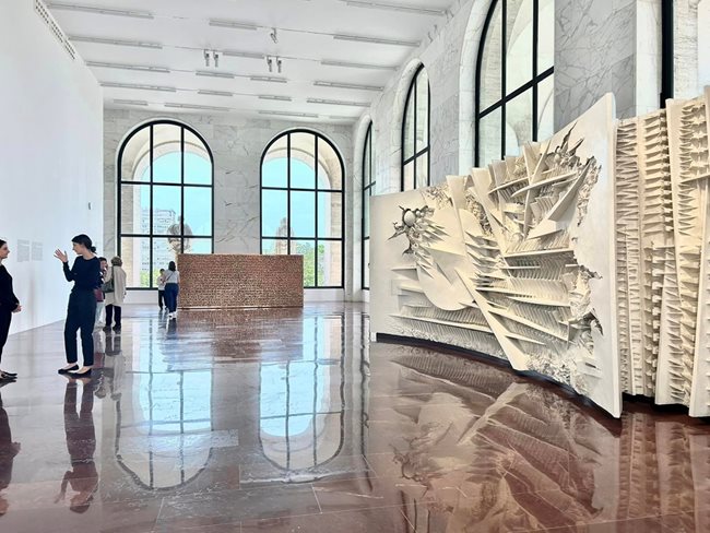 Изложбата на Арналдо Помодоро в седалището на „Фенди” в Рим СНИМКА: Виолина Христова