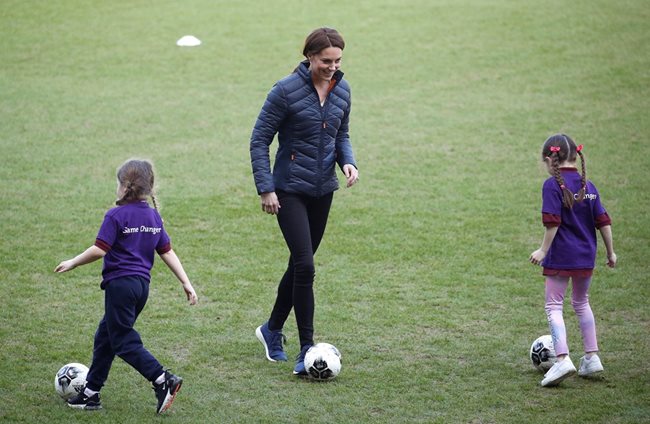 Кейт Мидълтън играе футбол с деца в Белфаст Снимки: Ройтерс