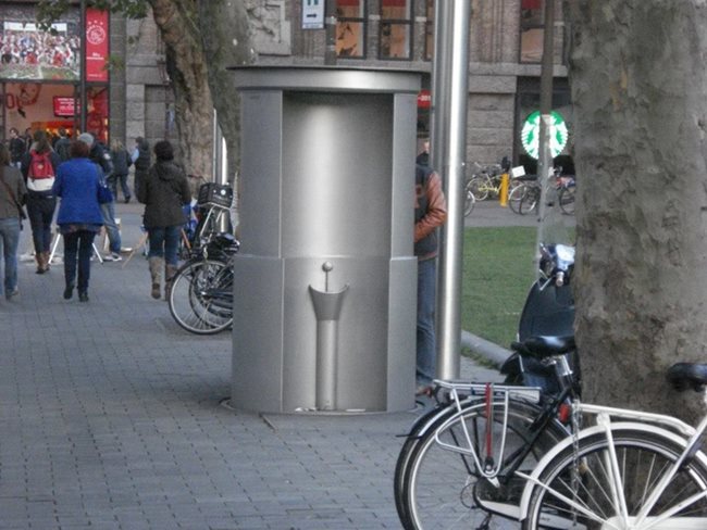 Мъжките тоалетни на открито са важна част от пейзажа в Амстердам