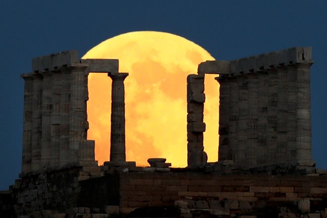Кървавата Луна, наблюдавана в близост до Атина. Снимки РОЙТЕРС