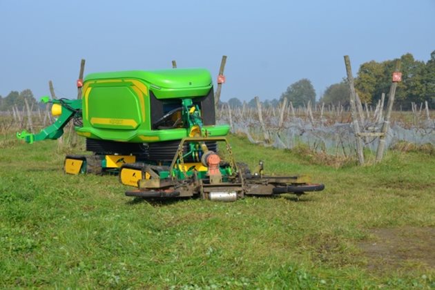 Дизайнът на Agribot осигурява висока проходимост през почвата и малък радиус на завиване