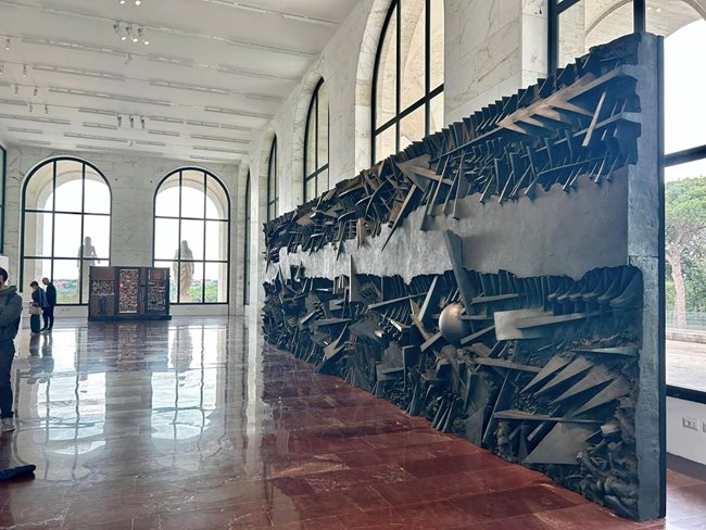 Изложбата на Арналдо Помодоро в седалището на „Фенди” в Рим СНИМКА: Виолина Христова