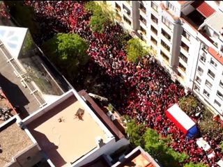 Хиляди демонстрираха в Мадрид в подкрепа на премиера Педро Санчес (Видео)