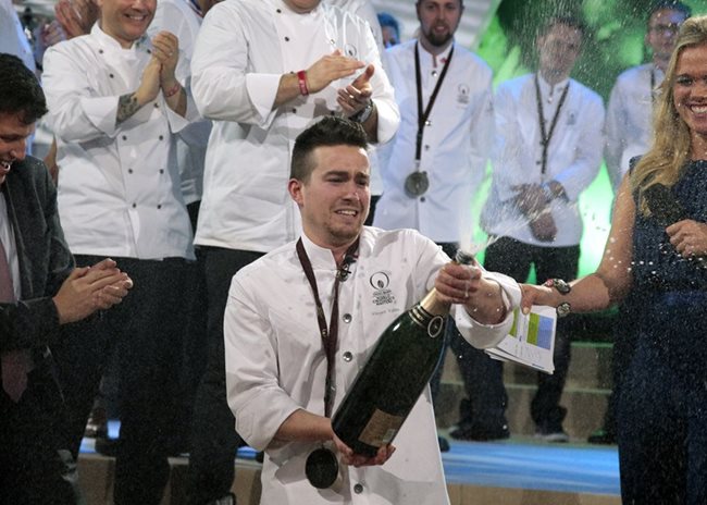 Шампионско шампанско и сълзи от радост за победителя Венсан Вале.