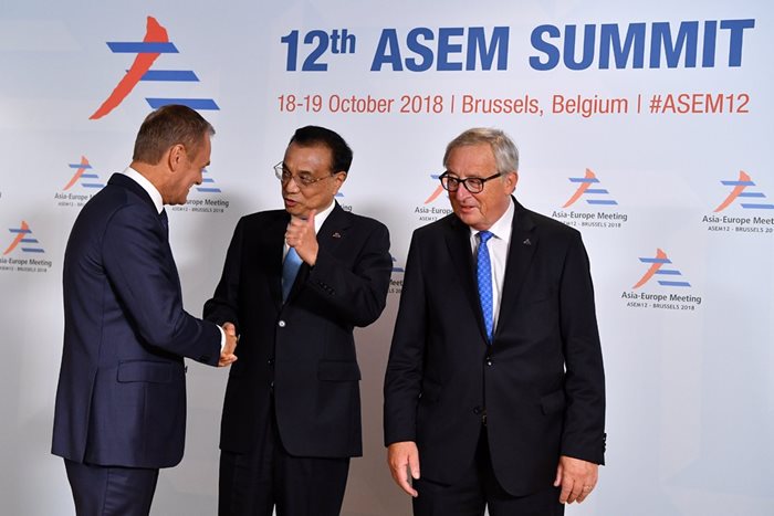 Жан-Клод Юнкер и Доналд Туск приветстват министър-председателят на Китай Ли Къцян СНИМКА: РОЙТЕРС