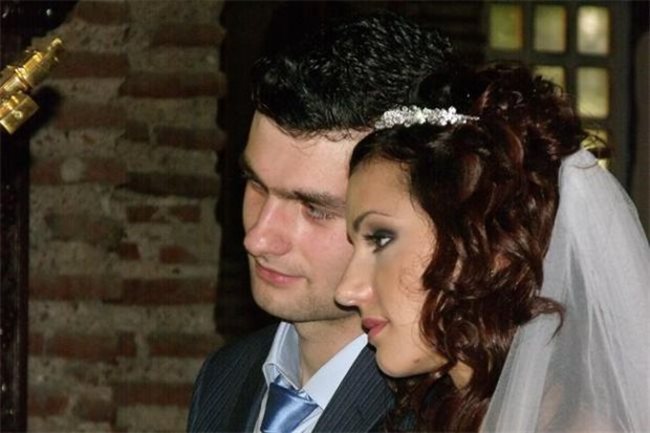 Александър и Валентина - щастливи в сватбения си ден преди 6 години. Сега вече са и родители.  СНИМКА: ЛИЧЕН АРХИВ