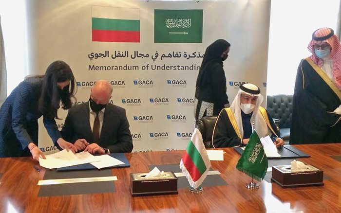 Министърът на транспорта Росен Желязков и министърът на транспорта на Кралство Саудитска Арабия Салех ал Джасер подписват спогодба и меморандум за въздушни съобщения. 