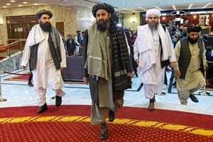 Абдул Гани Барадар (в средата) е първият талибан, който е контактувал директно с американски президент - тогава Доналд Тръмп.