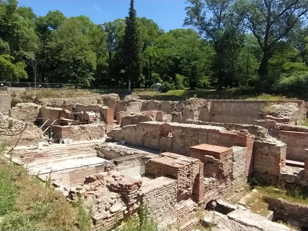 Басейните в римските терми са облицовани с мрамор, те и до днес се пълнят с минерална вода.