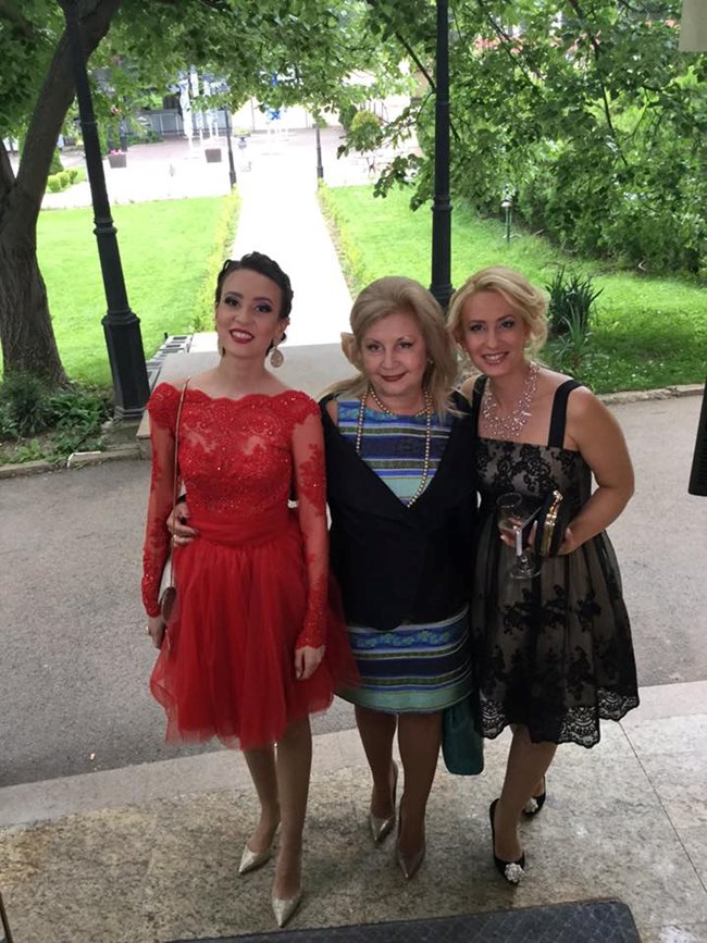 Силвия Симова (вдясно) с колежката си от БНТ Ирина Цонева и дъщеря си Моника  СНИМКА: ФЕЙСБУК