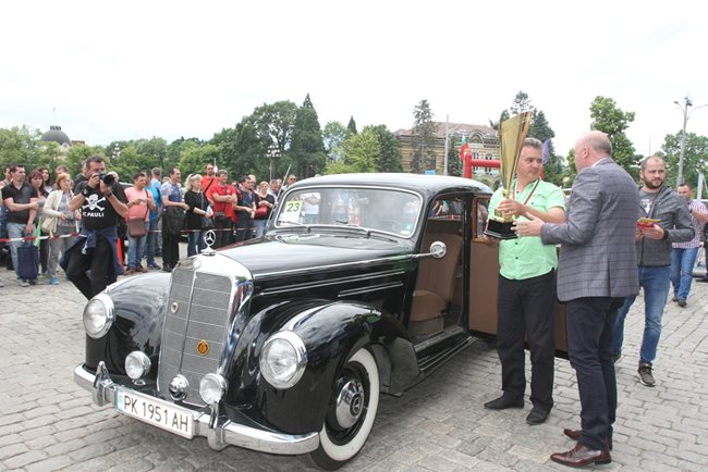 Евгени Мутафчиев от Перник получава купата за най-добра кола на конкурса за елегантност на ретро парада - Mercedes 220S/W187 от 1951 г.