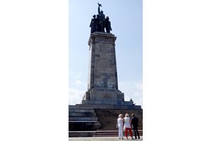 София и Бургас на крачка да махнат Паметника на Съветската армия