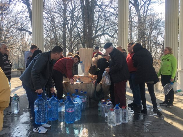 Около водопийните павилиони през почивните дни е стълпотворение - тогава хора от близки и далечни населени места идват да пълнят туби с минерална вода.