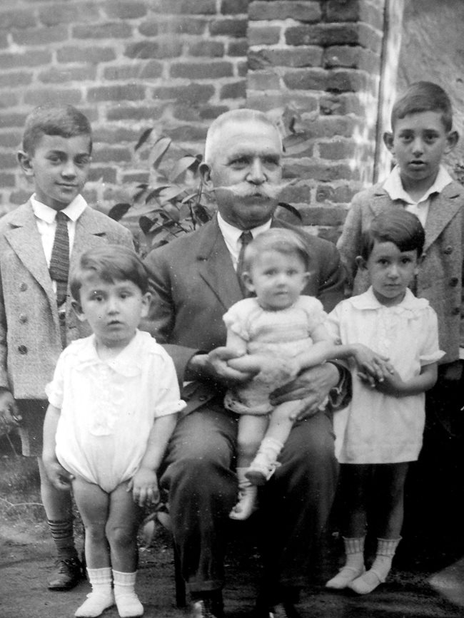 Генерал Стилиян Ковачев с внуците си - на тази снимка са трима Стилияновци. На първия ред са децата на Димитрина Стилиян, Оля /в скута на дядо си/ и Ана /отляво надясно/. На втория ред са синовете на Фанка Димитър /вляво/ и Стилиян. 
Снимка: Ваньо Стоилов
