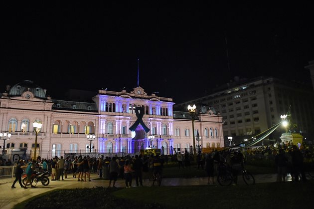 Хиляди фенове изкараха нощта пред "Каса Росада"