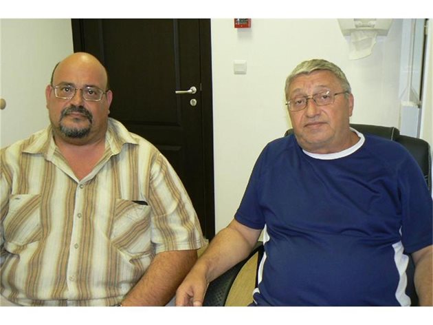 Проф. Алексей Сувернев (вляво) и д-р Асен Янчев обясняват терапията с хипертермия. 
СНИМКА: АВТОРЪТ

