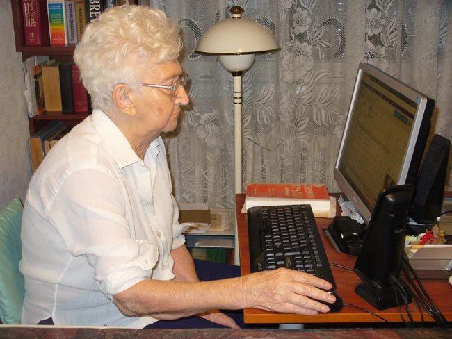 На 89 години Оля Николчева се справяte с лекота със сложната компютърна техника.
Снимка: Ваньо Стоилов