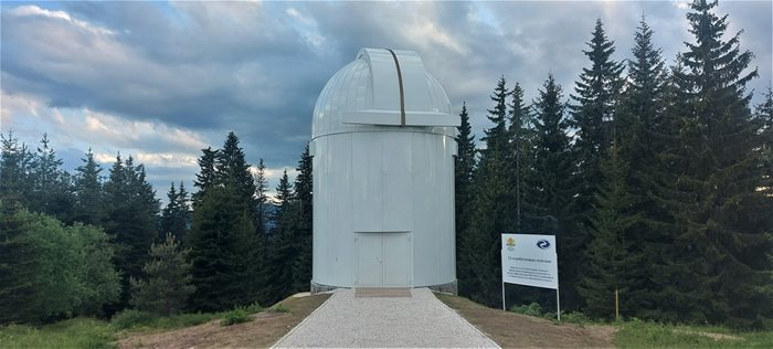Новият телескоп ще бъде разположен в специален купол, построен наскоро.
Снимки: НАО "Рожен"